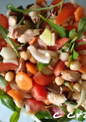 Una foto de Ensalada de garbanzos y collejas