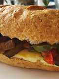 Sándwich de queso con salteado de vegetales en pan integral