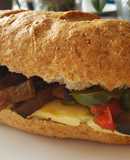 Sándwich de queso con salteado de vegetales en pan integral