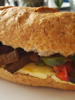 Una foto de Sándwich de queso con salteado de vegetales en pan integral