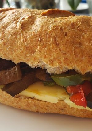 Una foto de Sándwich de queso con salteado de vegetales en pan integral