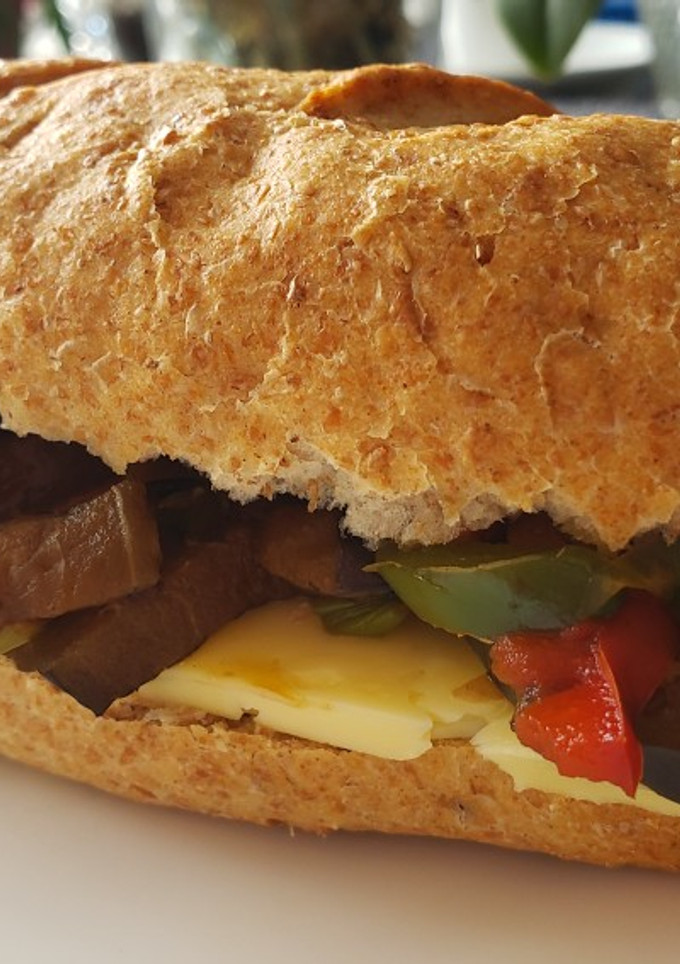 Una foto de Sándwich de queso con salteado de vegetales en pan integral
