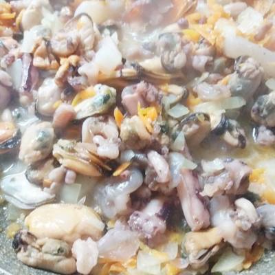Салат с креветками и шпротами «Щедрость Посейдона»