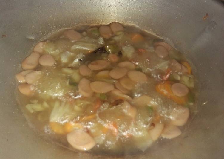 Bagaimana Menyiapkan Sayur sop + sosis ayam yang Bikin Ngiler