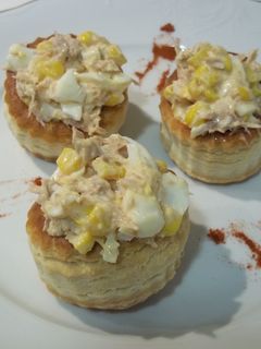 Una foto de Volovanes con filetes de melva