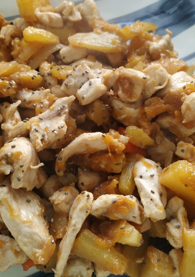 Una foto de Pollo con piña y calabaza