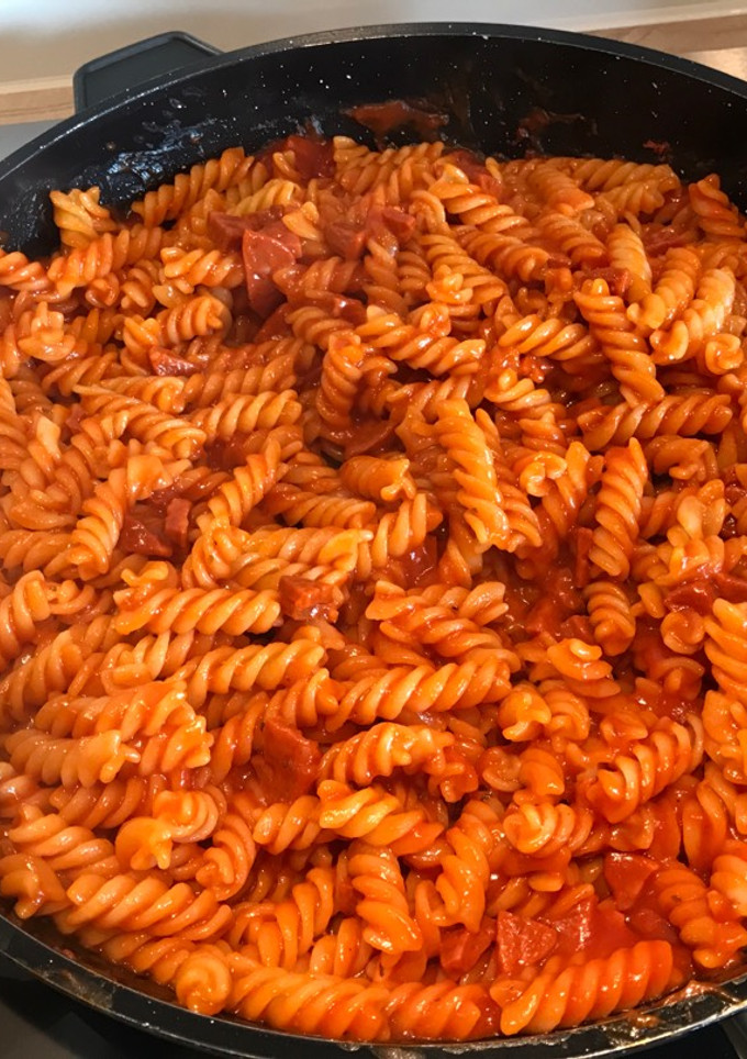 Una foto de Macarrones con tomate y chorizo
