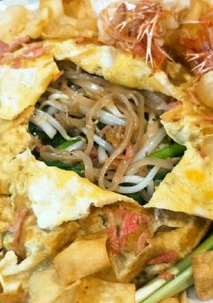 A picture of Pad Thai with Shrimp and Toppings.