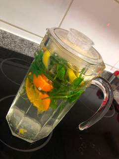 Una foto de Infusión menta-limón-naranja