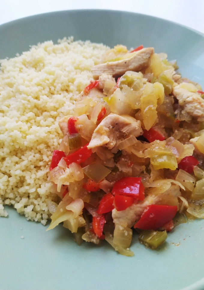 Una foto de Cuscús con pollo a la naranja