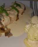 Pechugas rellenas en salsa de bechamel y queso