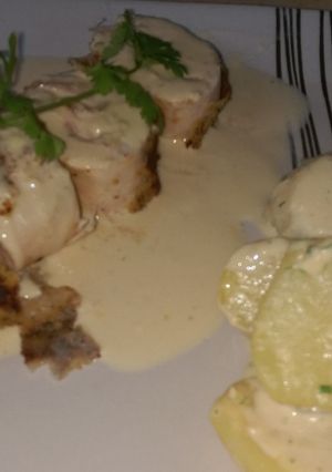 Una foto de Pechugas rellenas en salsa de bechamel y queso