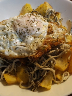 Una foto de Gulas con patatas y huevo