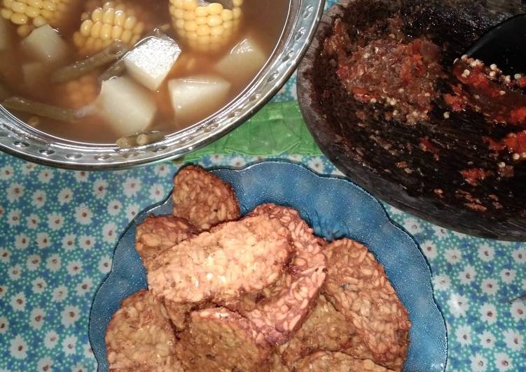 Sayur Asem, Tempe goreng, empal jagung dan sambal terasi 😊