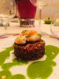 Tortino di riso rosso e gamberi marinato alla menta