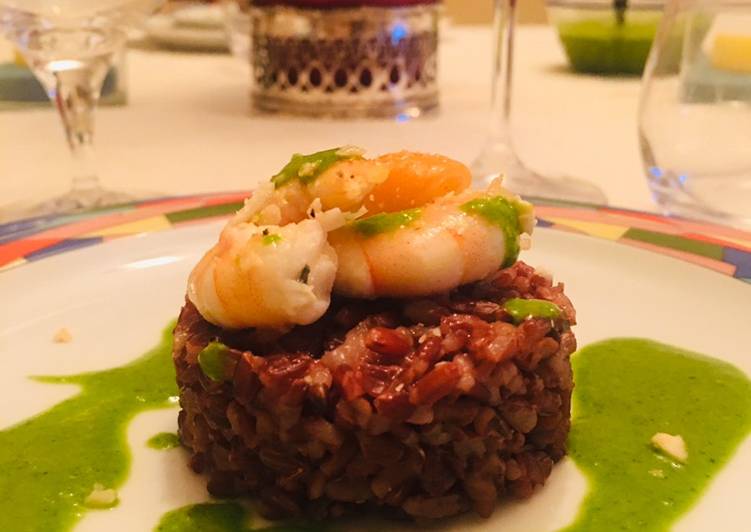 Tortino di riso rosso e gamberi marinato alla menta