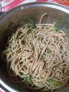 Una foto de Tallarines integrales con brócoli y pesto 🍜🥦
