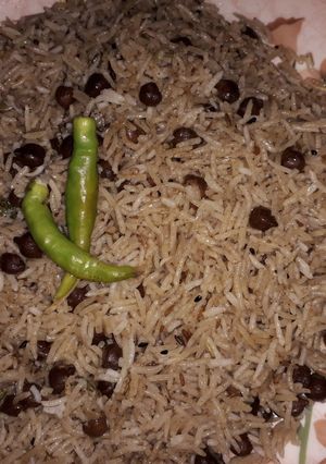 A picture of Kala chana pulao.
