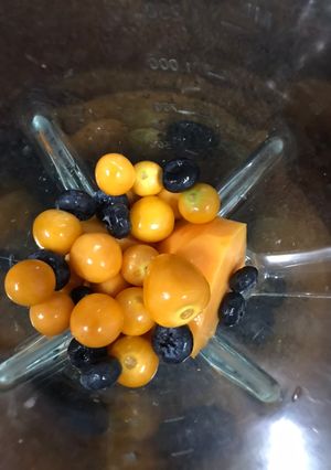 Una foto de Jugo de aguaymanto, papaya y blueberries