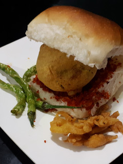 वडा पाव (vada pav recipe in marathi) रेसिपी चे मुख्य फोटो 
