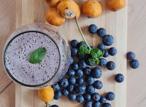 Una foto de Batido de arándanos y nísperos 🍹Lassi de temporada