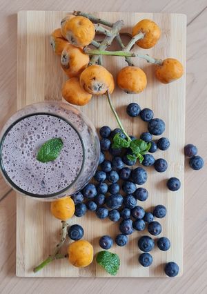 Una foto de Batido de arándanos y nísperos 🍹Lassi de temporada