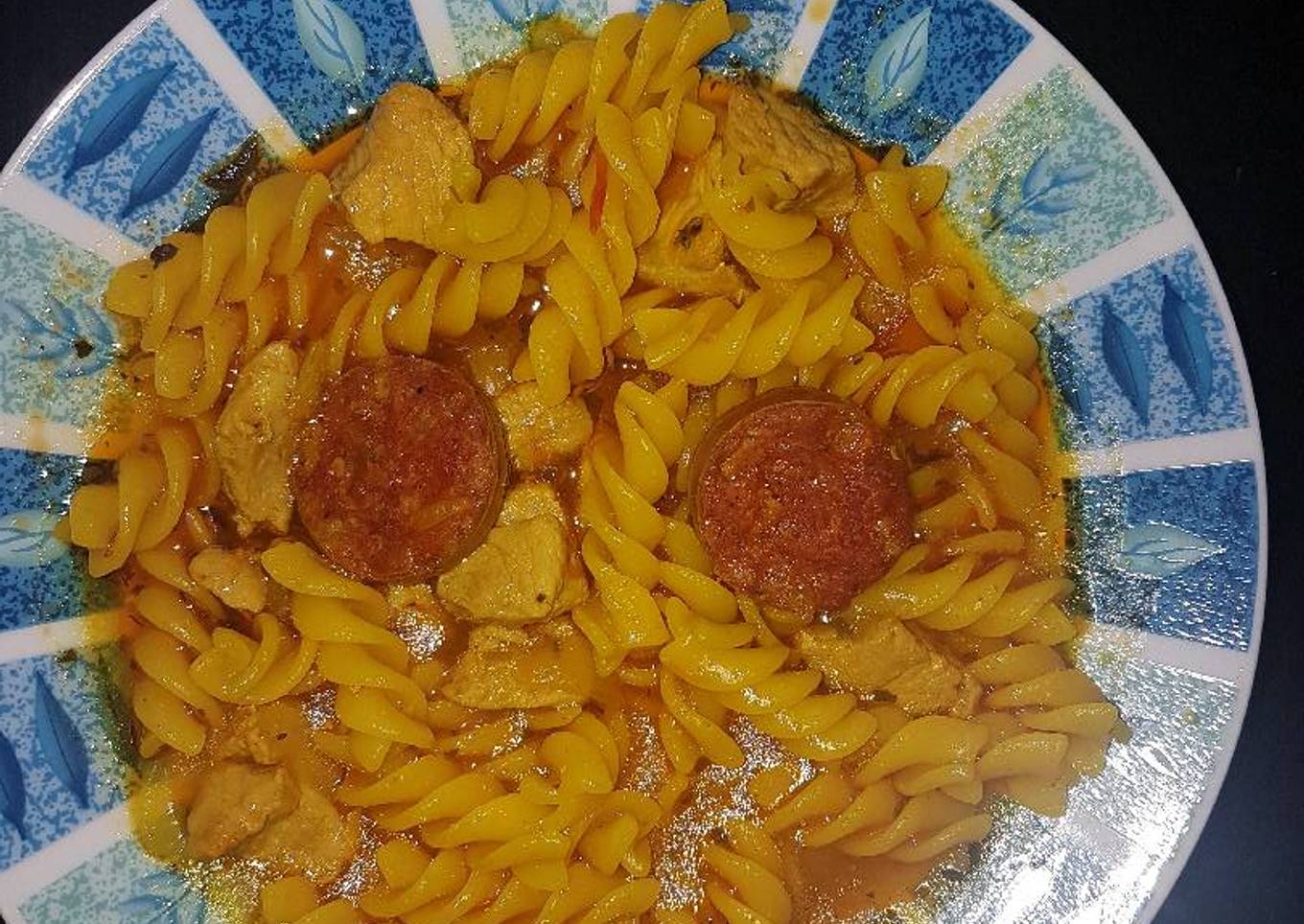 Caldo de pollo con pasta y chorizo picante