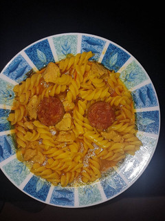 Una foto de Caldo de pollo con pasta y chorizo picante