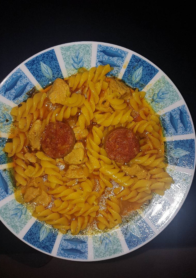 Una foto de Caldo de pollo con pasta y chorizo picante