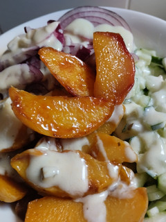 Una foto de Ensalada🥗de duraznos🍑, pepino y cebolla morada🧅🍑🥙