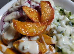 Una foto de Ensalada🥗de duraznos🍑, pepino y cebolla morada🧅🍑🥙