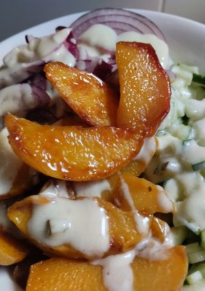 Una foto de Ensalada🥗de duraznos🍑, pepino y cebolla morada🧅🍑🥙