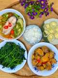 Mâm Cơm Ngày Mưa Gió