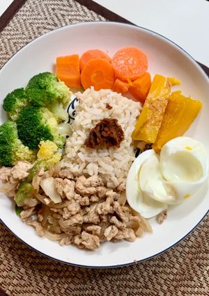 รูปของ อกไก่สับผัดพริกขี้หนู แอมผักต้มหลากสีสัน 🥕🥦🎃