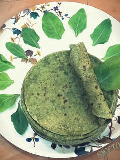 पालक की रोटी(palak ki roti recipe in hindi) रेसिपी मुख्य फोटो