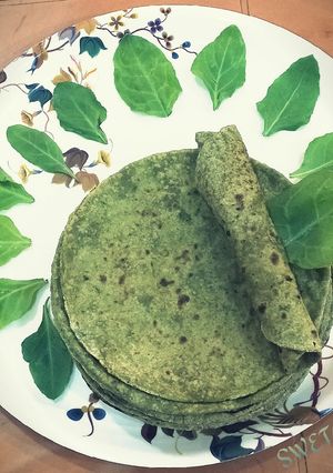 पालक की रोटी(palak ki roti recipe in hindi) रेसिपी मुख्य फोटो