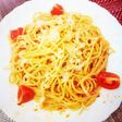 Espaguetis con salsa se tomate con hierba buena y tomillo