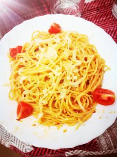 Una foto de Espaguetis con salsa se tomate con hierba buena y tomillo