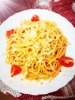 Una foto de Espaguetis con salsa se tomate con hierba buena y tomillo