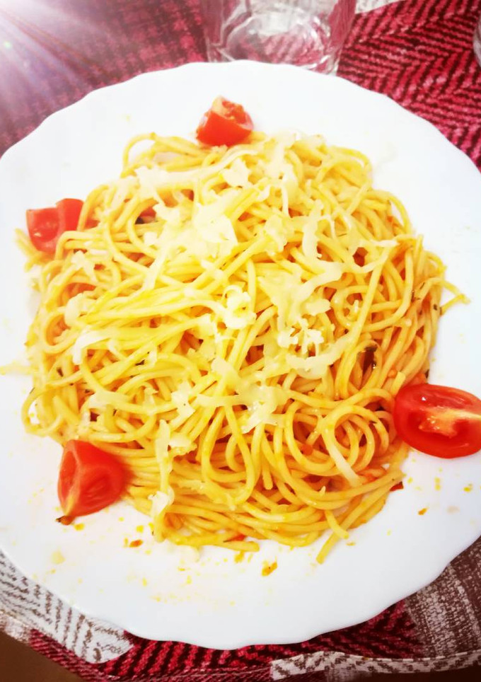 Una foto de Espaguetis con salsa se tomate con hierba buena y tomillo