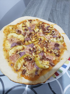Una foto de Pizza con manzana verde asada