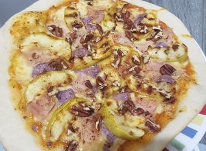Una foto de Pizza con manzana verde asada