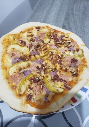 Una foto de Pizza con manzana verde asada