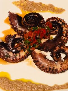 Una foto de Spicy Black Olive Octupussy - Pulpo en salsa Brava y Aceitunas Negras