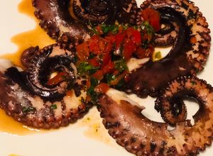 Una foto de Spicy Black Olive Octupussy - Pulpo en salsa Brava y Aceitunas Negras