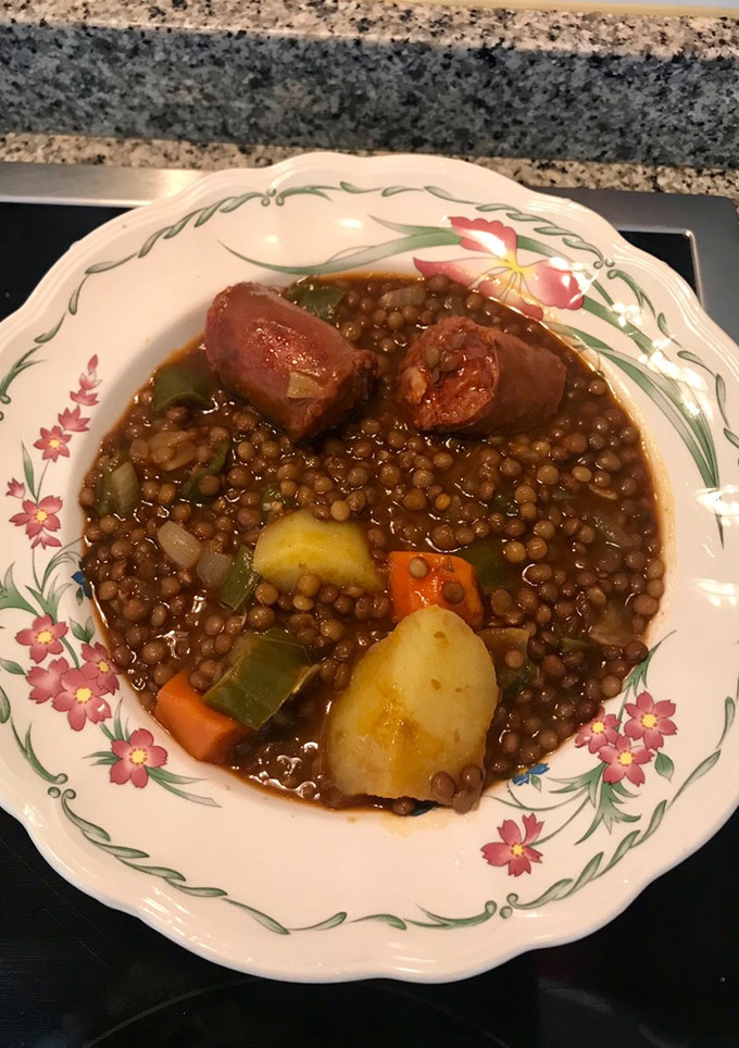 Una foto de Lentejas pardinas con chorizo