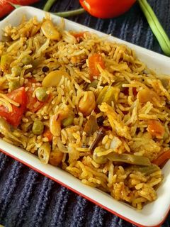 व्हेज पुलाव...बिना कांदा लसूणाचा. (veg pulav recipe in marathi) रेसिपी चे मुख्य फोटो