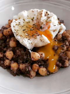 Una foto de Garbanzos salteados con morcilla y huevo poché