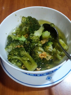 Una foto de Brócoli en ensalada templada