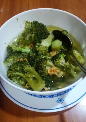 Una foto de Brócoli en ensalada templada